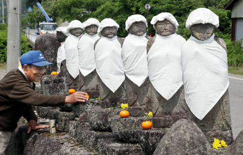 Six Jizo Statues Change Direction