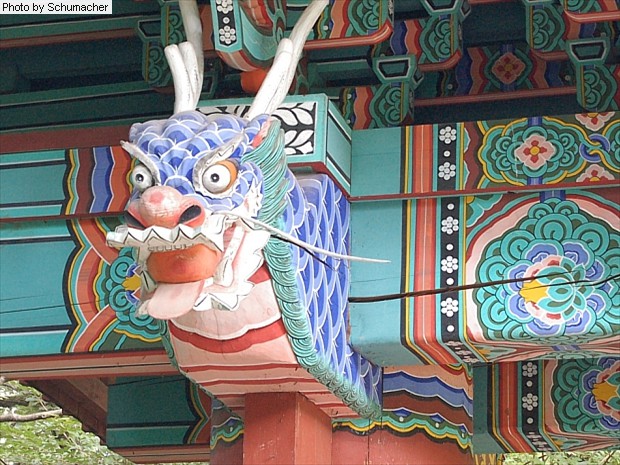 Protective dragon effigy at Gapsa Temple.
