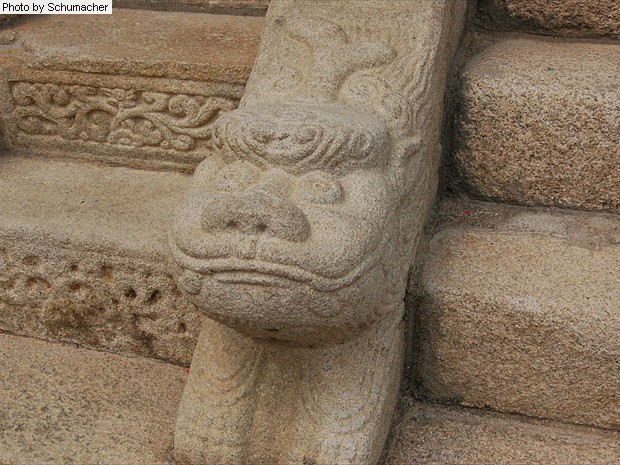 Stone lion effigy at Dongguk University.