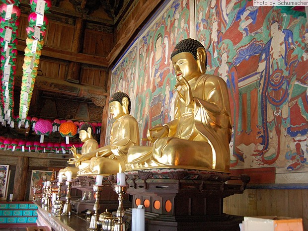 Daeungbojeon Hall 大雄寶殿 at Magoksa Temple 麻谷寺. Sakyamuni Buddha in center, with Amida Buddha on the left and the Medicine Buddha on the right.