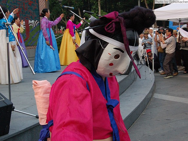 Street performers, downtown Seoul.