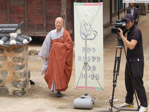 Master Subul at Magoksa Temple. He instructed the group during the retreat. He is the head of the International Seon Center at Dongguk University and abbot of Beomeosa Temple.
