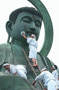Takaoka Daibutsu - Washing the Big Buddha