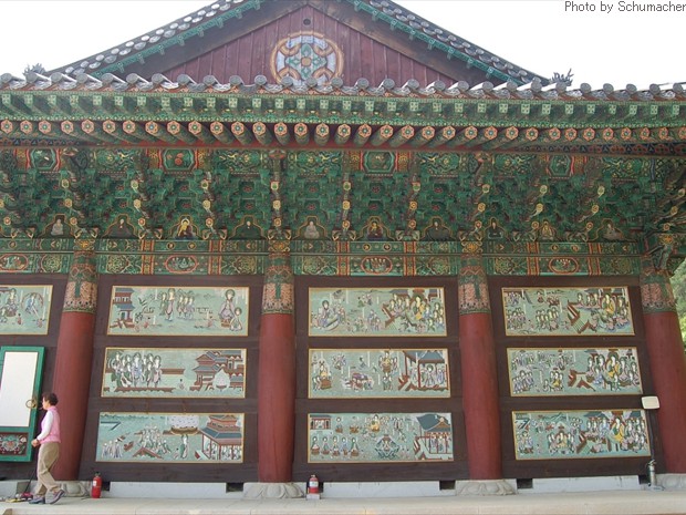 Korean temples are often adorned with elaborate paintings covering the left, right, and back sides. Here is the wall of Bongamsa Temple, depicting the story of śreṣṭhidāraka (Jp. = Sudhana) in the Kegon Sutra.