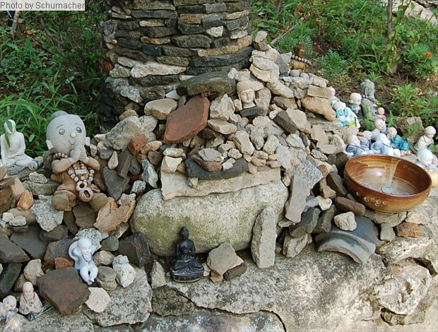 Gapsa Temple. Votive stones and other offerings.
